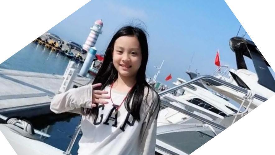 李小璐|10岁甜馨在三亚游玩，站在游艇上自拍，李小璐打扮超年轻