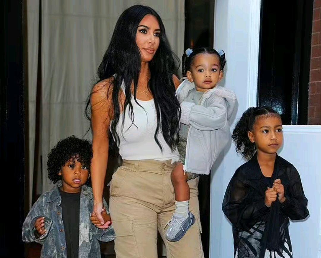 金·卡戴珊|好飒！金卡戴珊披白发外出，女大佬既视感，给4孩子花高价安保费