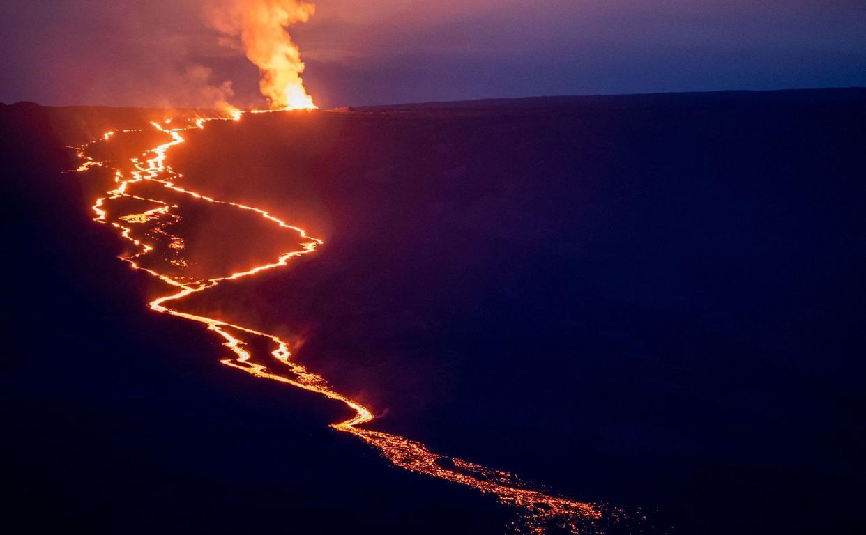 地球进入灾难模式?全球最大活火山沉寂了40多年,突然开始喷发