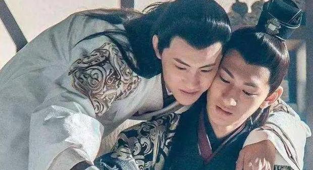 考古发现千年古墓,墓中2男子“手牵手”,身份揭晓后原来是他们