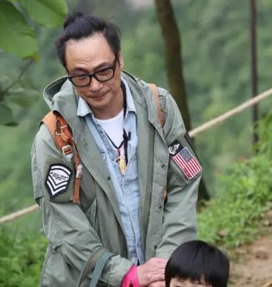 吴镇宇|吴镇宇内地搭公交，穿搭太潮坐老弱病残位被指责，亮身份证证年龄