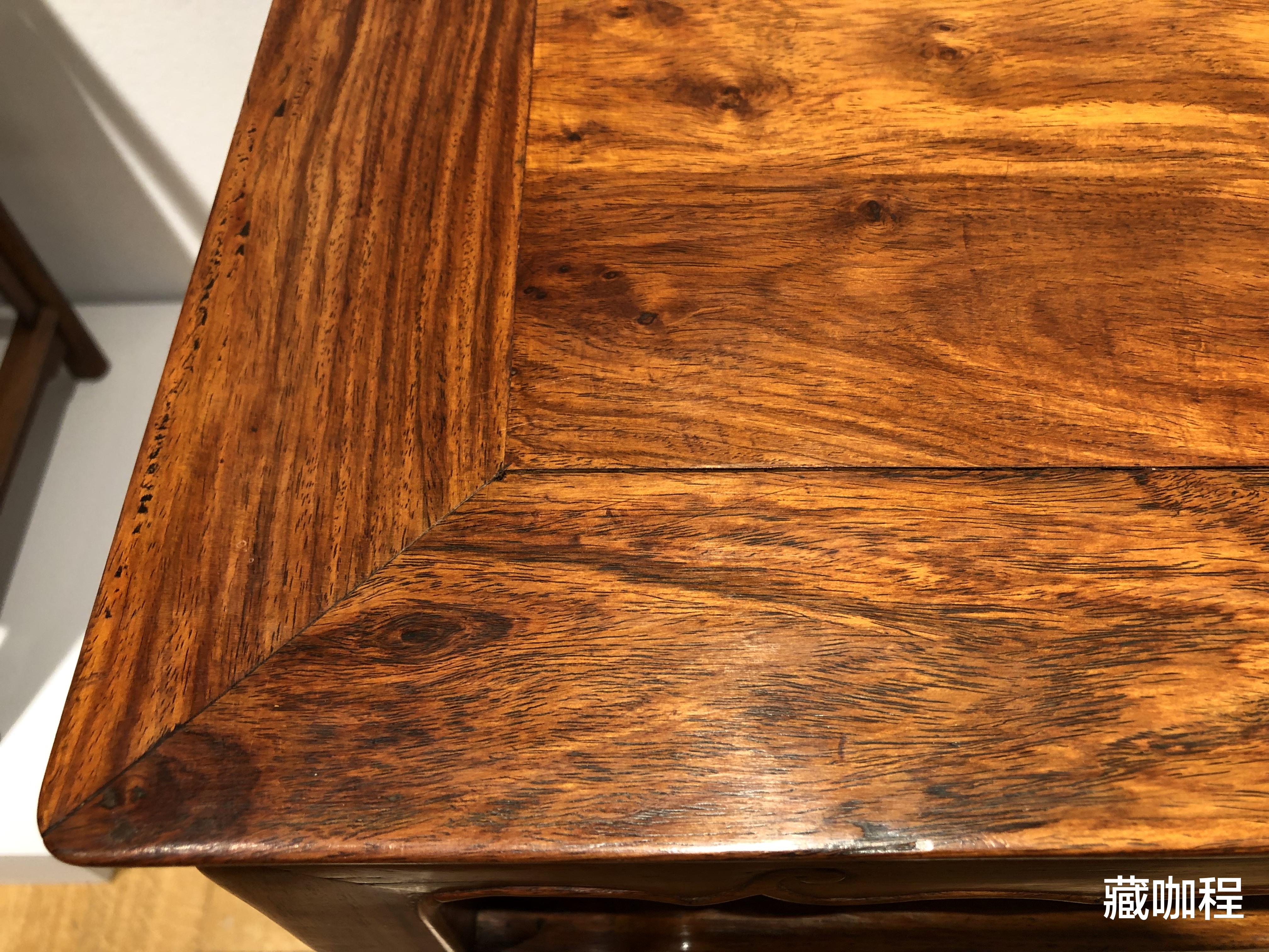 |纹理清晰、油性强，黄花梨小桌细节有代表性