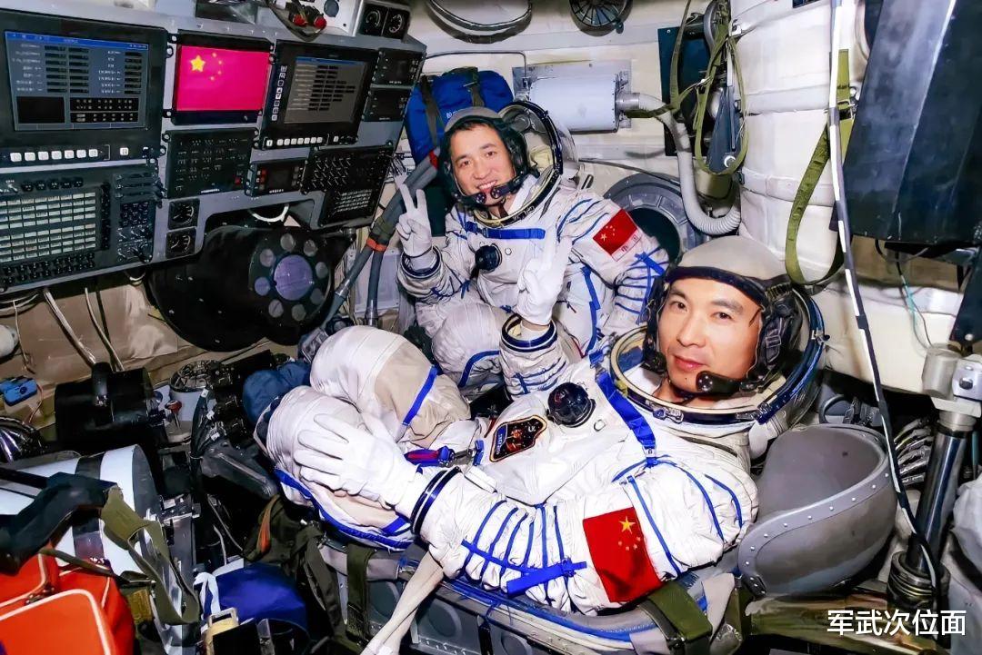 撞击?火灾?“神舟一号”到“神舟十五”,中国航天之路有多坎坷
