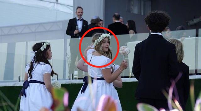 哈珀·贝克汉姆|11岁小七伴娘照曝光,身穿白裙头戴花环!手臂肉嘟嘟,笑容可爱