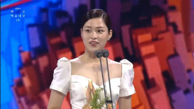 |百想红毯及获奖名单:金泰梨夺视后,李俊昊击败李政宰夺视帝含泪发言