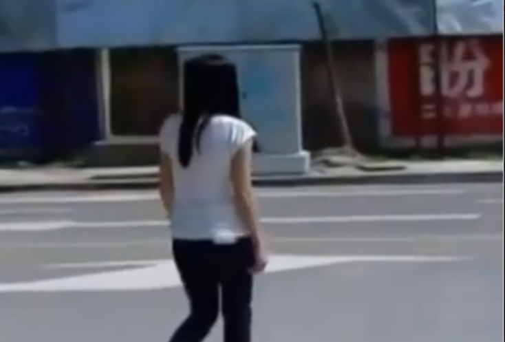 男子暴虐成性抛弃妻女患癌去世,亲戚上门逼迫前妻女儿为父送终,前妻怒砸遗像女儿道:死都不去。