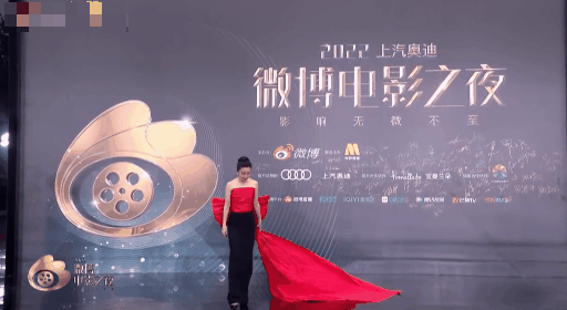礼服 微博之夜红毯：刘亦菲靠脸撑，王一博帅回来，姚晨：我土但是我自信