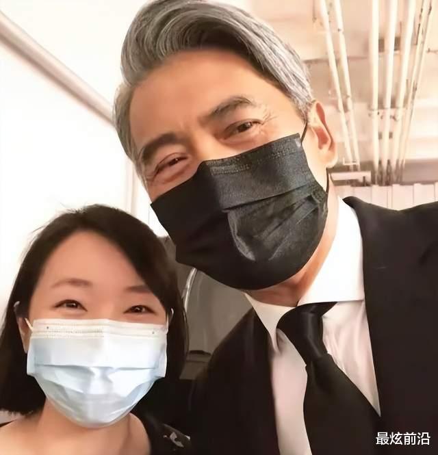 |周润发真是“西装架子”，67岁依旧身姿魁梧，梳大背头太帅了