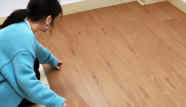 铺贴PVC地板的方法要正确,有3个步骤,重点看其中的9点要求