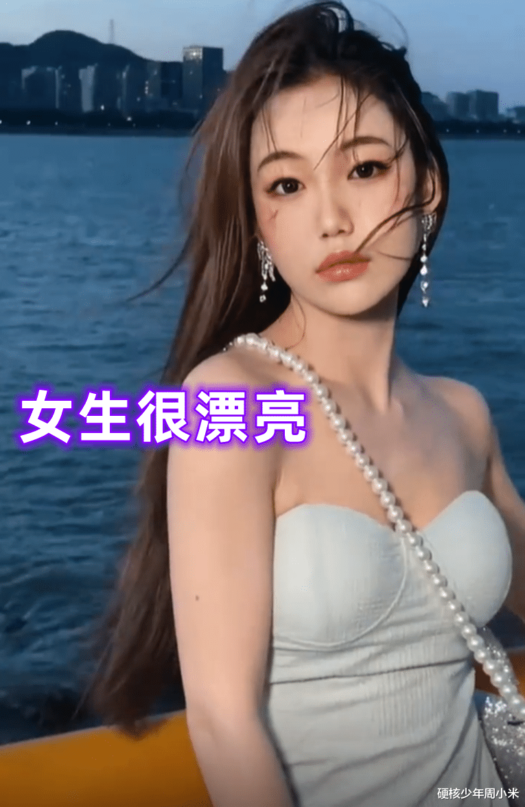 被迫营业?男子和女朋友拍“情侣照”一脸不情愿,像是被绑来的