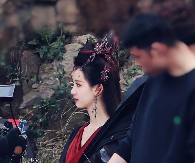 昆凌|白鹿《长月烬明》女配抢眼:王一菲《与君》判若两人,孙珍妮魅惑