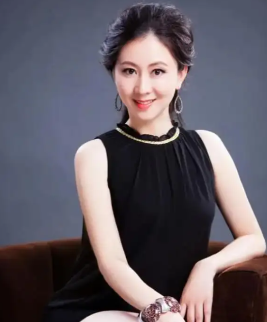 她因“人体模特”与丈夫离婚,被父亲冷战,今46岁孤身一人!