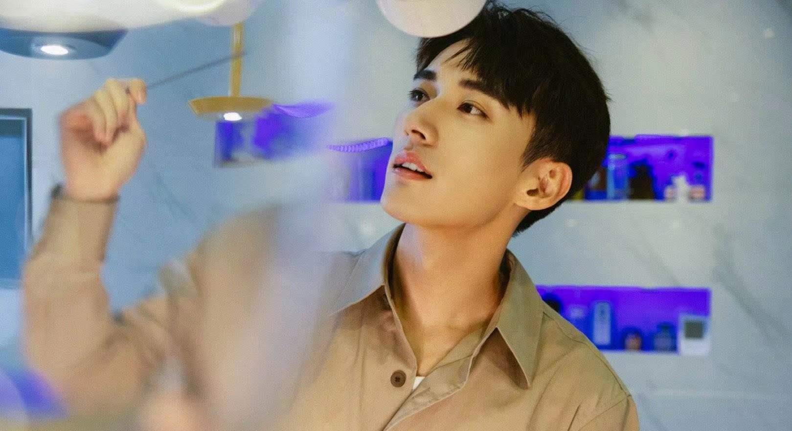 张予曦|张予曦刘学义被偶遇吃火锅，男方给女方剥虾，曾否认恋情只是好友