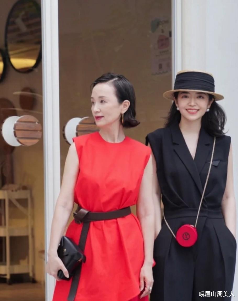 帽子 发量少的中年女人，建议多学学三木妈妈：卷发+帽子，洋气又时髦