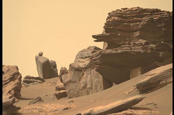 毅力号传回火星上怪石照:大石沾着圆形小石