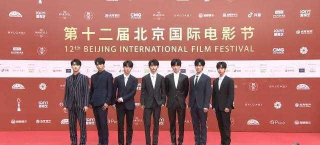 丁程鑫|时代少年团亮相电影节，马嘉祺、丁程鑫抢话筒引粉丝骂战