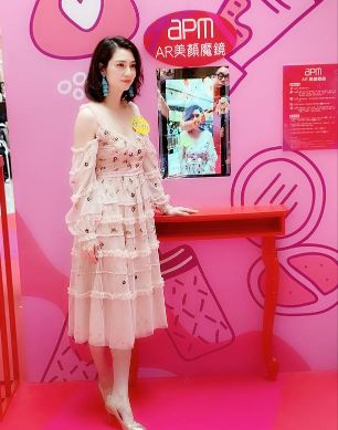 洪欣|洪欣真用心了！特意穿纱裙与小9岁老公走红毯，还真看不出年龄差