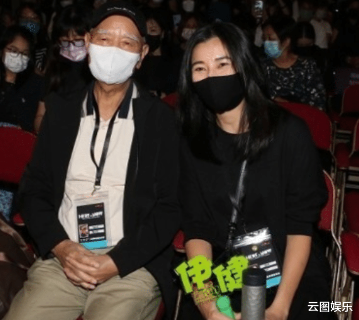 郑伊健|郑伊健开演唱会，舒淇携老公冯德伦现身支持，挥舞荧光棒表现激动