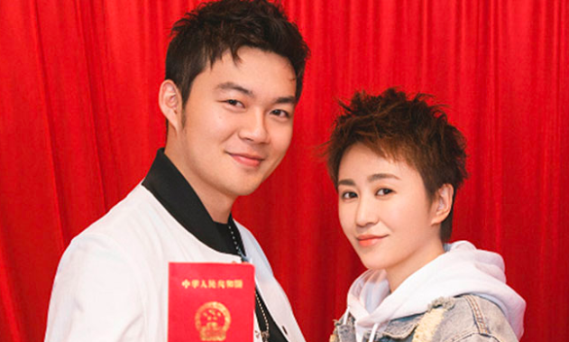 马丽|马丽节目中大秀恩爱!被老公亲密拥抱还索吻,笑到嘴合不拢太娇羞