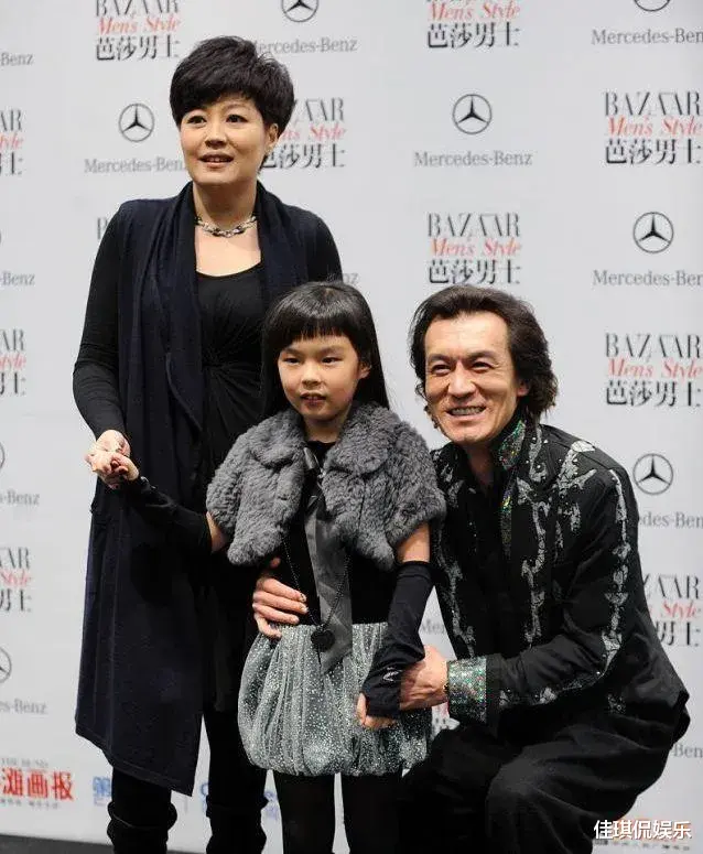 李咏|李咏20岁女儿晒街拍照,穿吊带短裙挽着母亲逛街,身材出众好自信