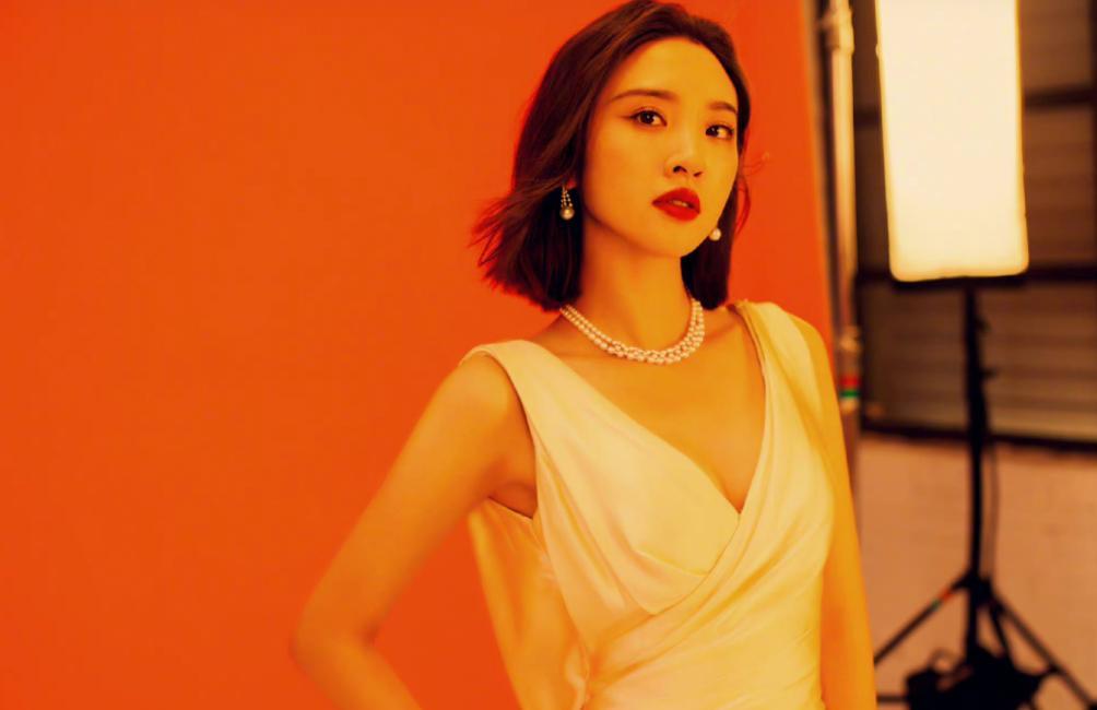 唐艺昕|唐艺昕发博晒上班下班五宫格随拍!摄影师是不是张若昀?