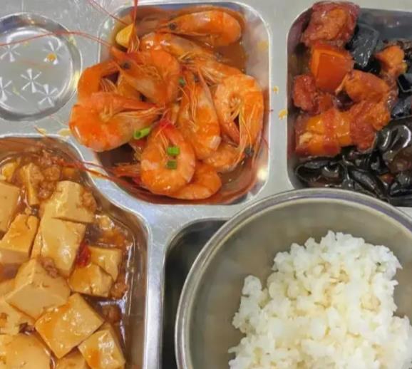 浙江老板把食堂交给小舅子惹争议,工友吐槽:年初一桶油还剩一半