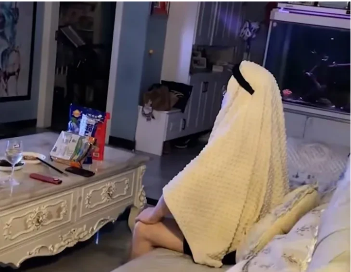 甘肃兰州, 一男子在客厅看世界杯到深夜,妻子不放心来查看