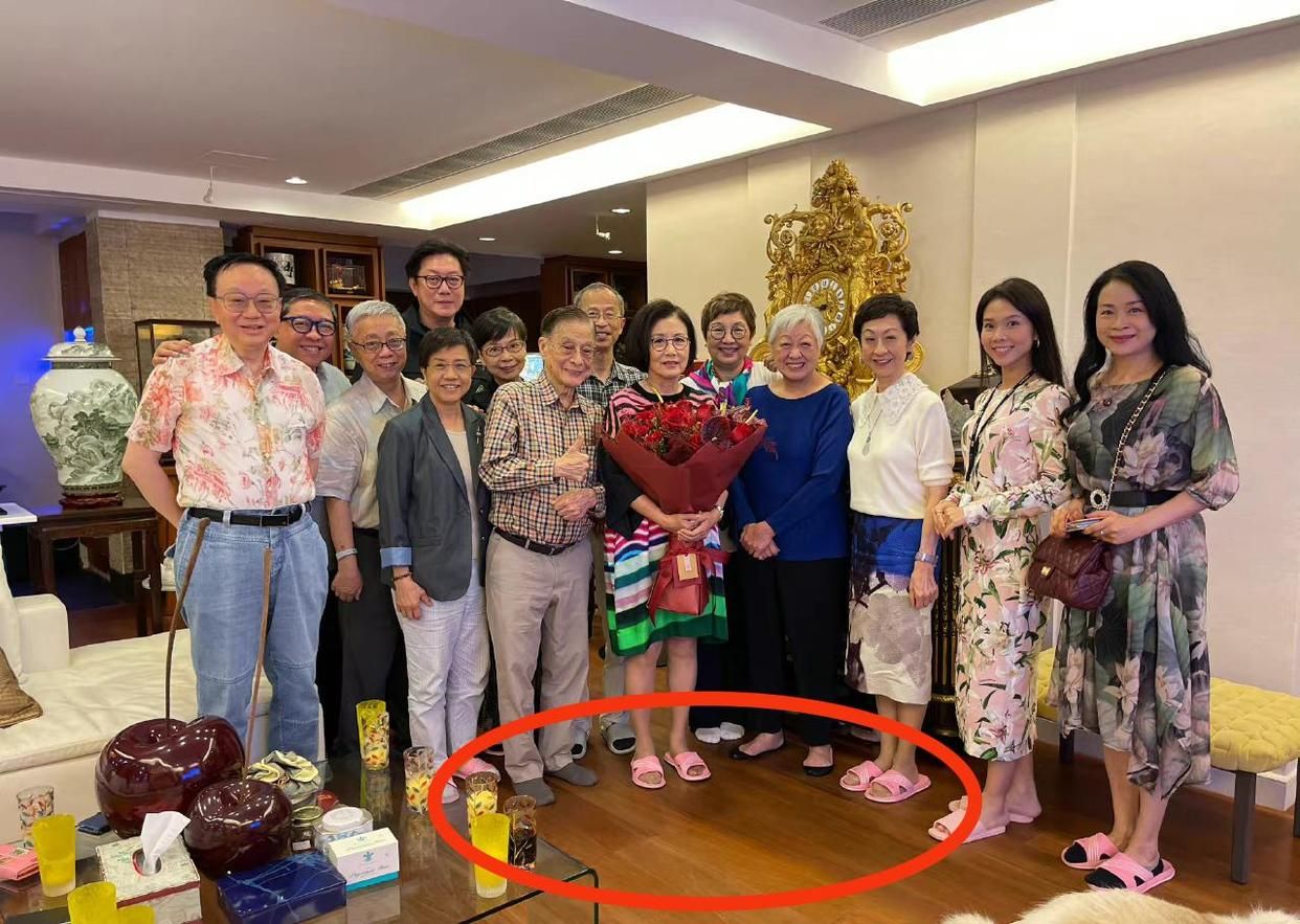 汪明荃|朋友设宴庆祝汪明荃荣获金紫荆星，穿拖鞋显高素质，罗家英未露面