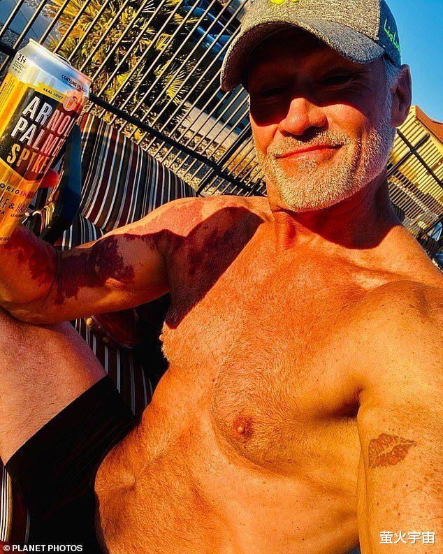 翁虹|比尔·盖茨58岁前妻的男友公开，大5岁的白胡子记者，比富豪健壮