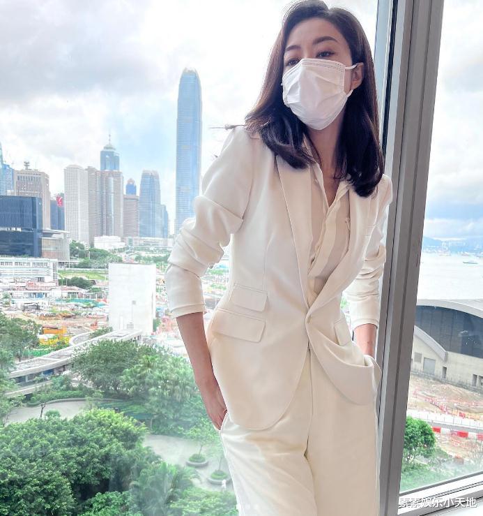 熊黛林|熊黛林在豪宅阳台上自拍:气质优雅迷人,维港的风景尽收眼底