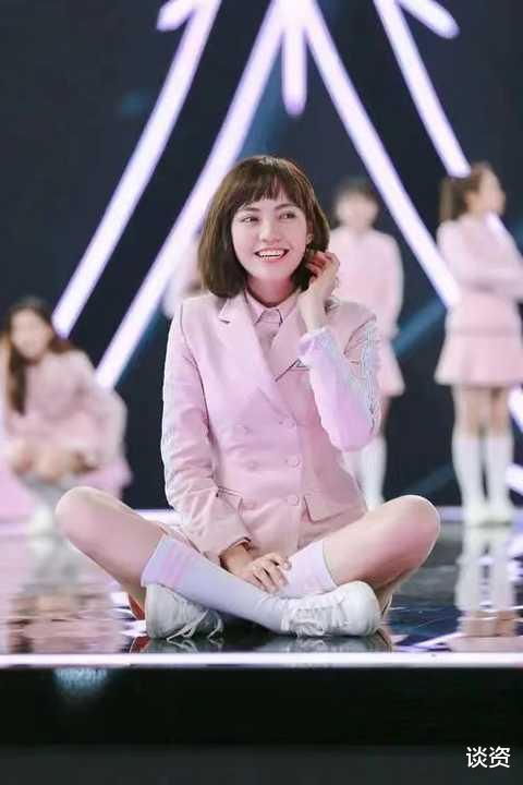 焦恩俊|焦恩俊晒两女儿献吻照，小女儿也露面，一个五官精致一个白到发光