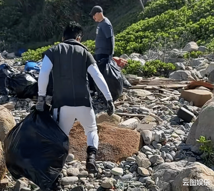 唐文龙|唐文龙约50岁男星海边捡垃圾，直接跪地不嫌脏，对方踩铁钉疑受伤