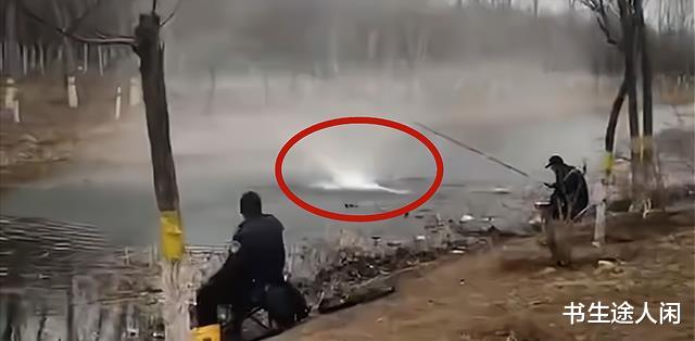 天津市|钓鱼界的“狠人”，天津男子野钓偶遇“龙吸水”，连头也不抬一下