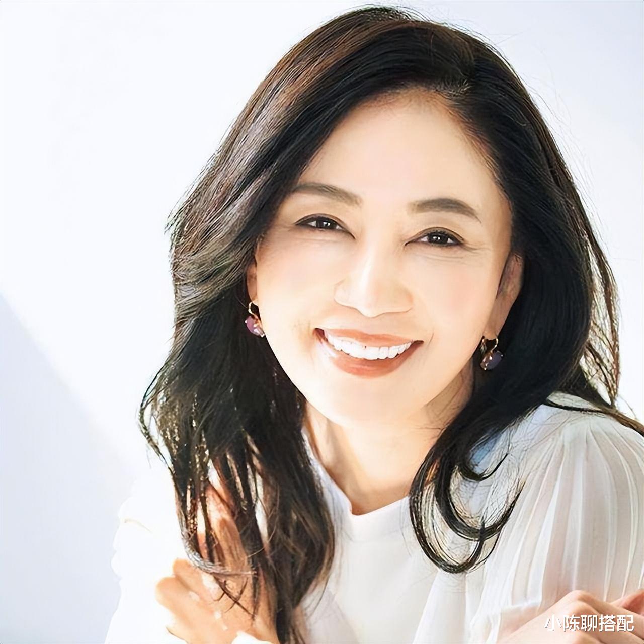 芹菜 她54岁看起来只有30岁,分享的几个减龄小技巧,值得我们借鉴