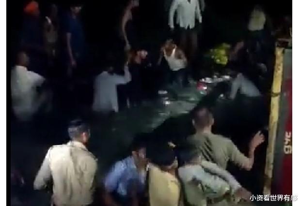 印度一拖拉机落水致27人死 网友:那是大巴车