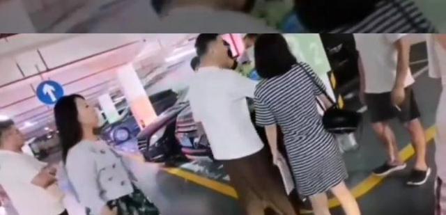 深圳女子开宾利堵自家车位,网友:支持维权,但她丈夫是做什么的