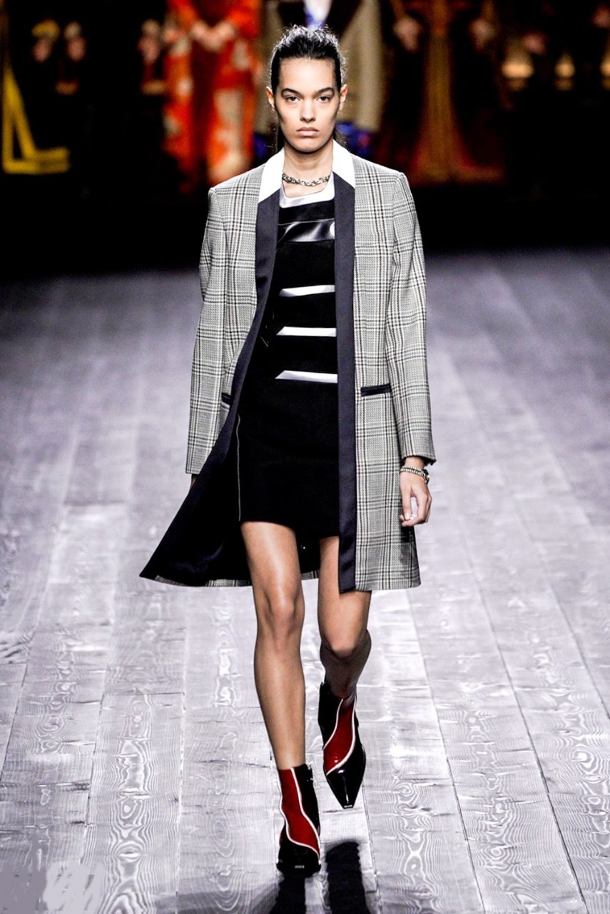 赌王千金何超莲时装周看秀,这一季LV的蓬蓬裙C位出道,很浪漫