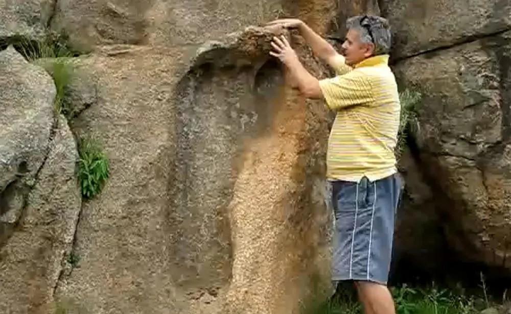 美国发现88个“鬼脚印”,1万年前留下,为何雨天出现晴天消失?