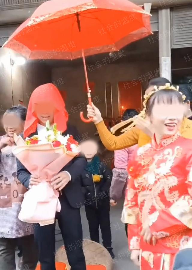 男子戴着红盖头做上门女婿,儿子女儿都是嫁,新娘笑得合不拢嘴