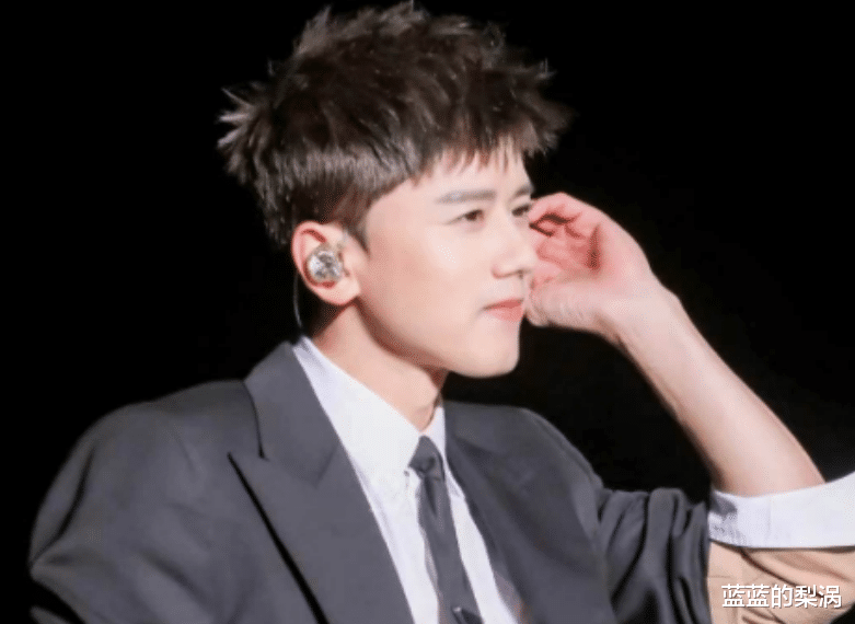 蒋勤勤|冯提莫再一次在家乡舞台献唱,首届川渝春晚,蒋勤勤回归家乡