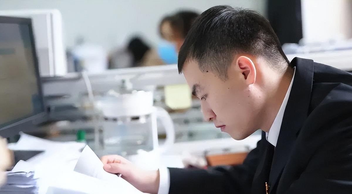 国企|中年危机提前了？名校毕业生工作3年后被裁，面试俩月屡屡碰壁