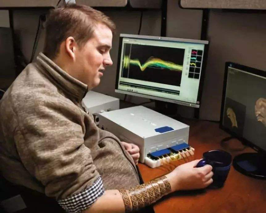 机器人|将机器人用作博物馆指南，通过脑机接口将远程视觉信息发送给操作它的人