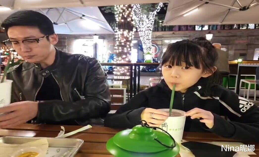 陆毅|陆毅首次独自带女儿吃路边摊,穿皮衣戴眼镜似小伙,父女共用一张脸