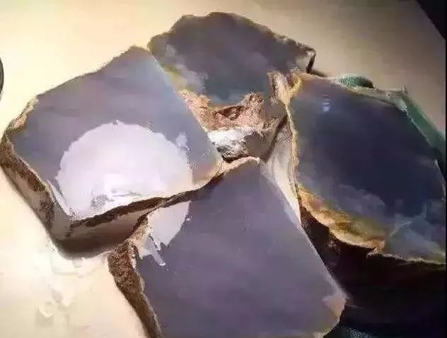 翡翠|一块价值660万看似完美的翡翠原石,一刀切开赌主当场晕倒!