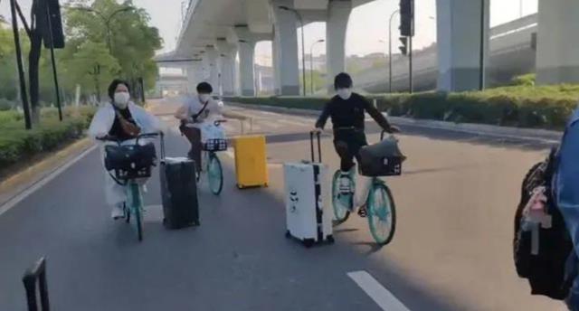 重庆|外乡人的离沪方式叫人五味杂陈，骑单车拖行李，还有人徒步去车站