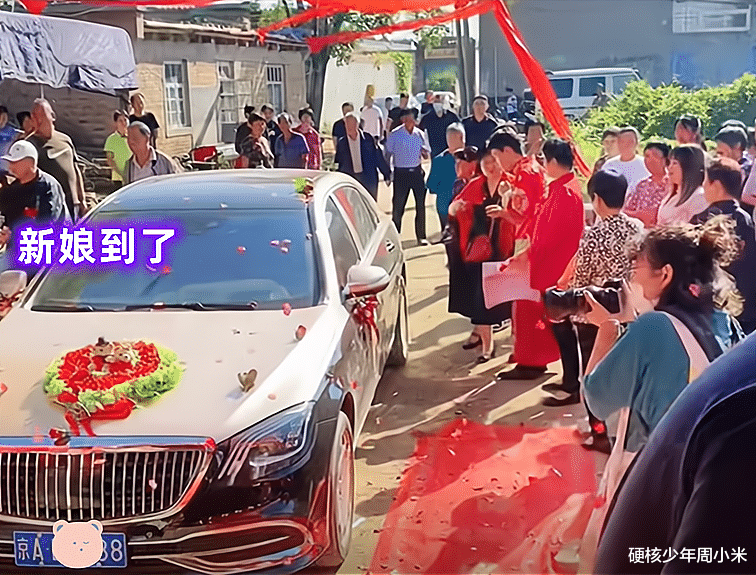 女子出嫁娘家陪嫁10万元加一辆车,新郎仍不开心,拍照时一脸愁容