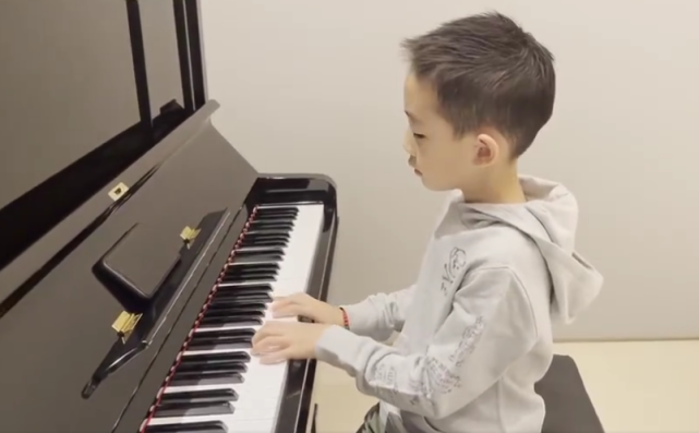 应采儿|应采儿分享宅家生活，变身发型师为儿子剪发，Jasper越长越帅