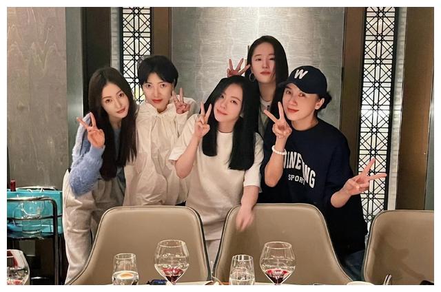 赵丽颖|娱乐圈也有真友情,从赵丽颖到张艺兴,他们拥有的友情令人羡慕