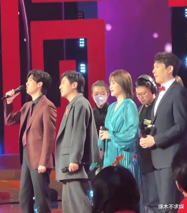 关晓彤|卫视春晚彩排：赵丽颖被嘲撞衫，关晓彤台下反差大，王一博无新意