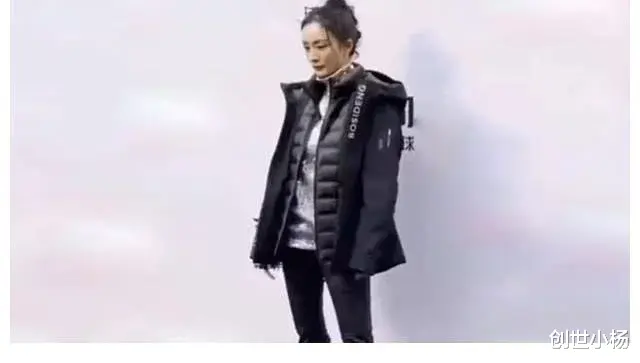 杨幂|杨幂的活动旧照火了，穿着朴素妆容淡雅，被质疑“不敬业”